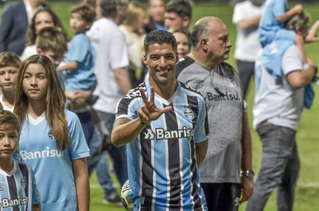 Luis Suarez khi được Gremio chính thức giới thiệu với cổ động viên tại sân vận động Gremio Arena, ở Porto Alegre, Basil, Thứ Tư (04/01/2023).