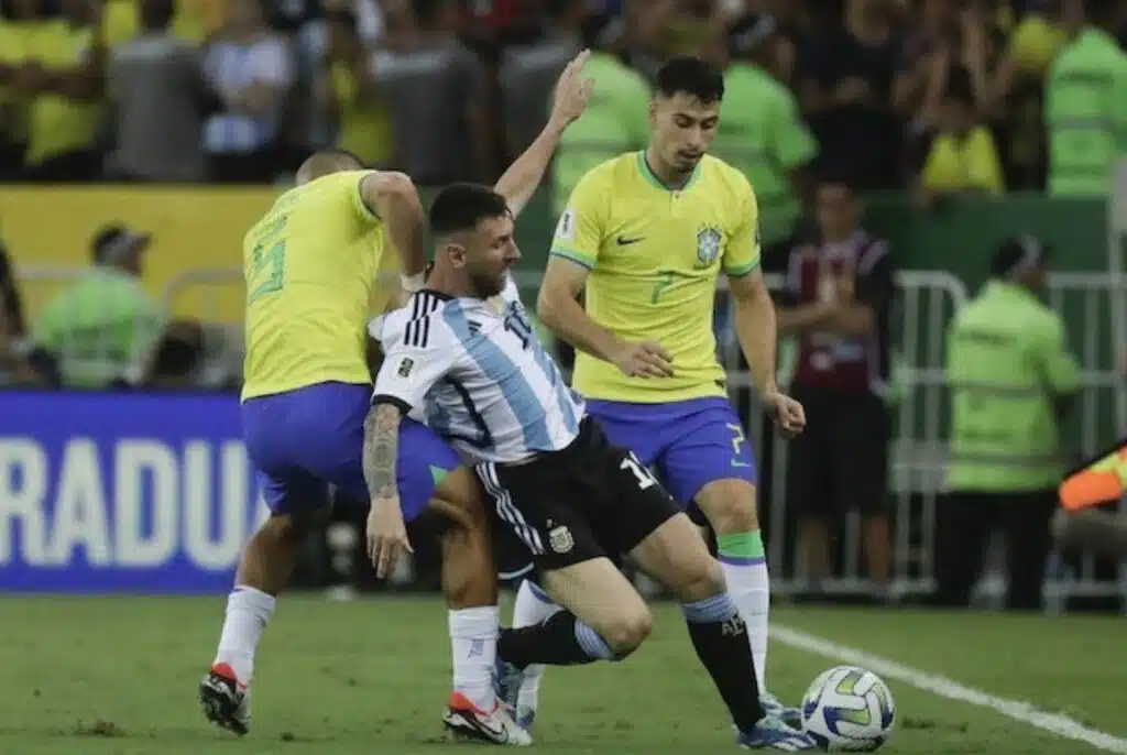 Khu vực CONMEBOL Vòng loại World Cup 2026: Lionel Messi được bao quanh bởi hai cầu thủ Brazil trong trận Brazil gặp Argentina vào ngày thi đấu thứ 6