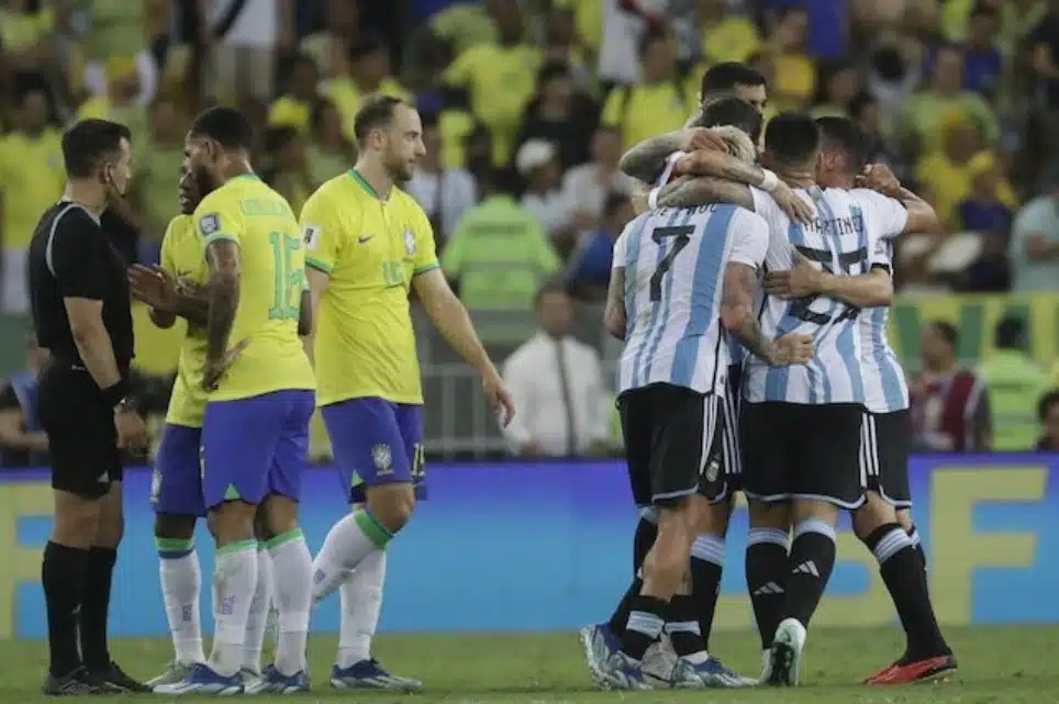 Vòng loại CONMEBOL khu vực 2026: Các cầu thủ Argentina (phải) ăn mừng chiến thắng trên sân nhà trước Brazil vào ngày thi đấu thứ 6