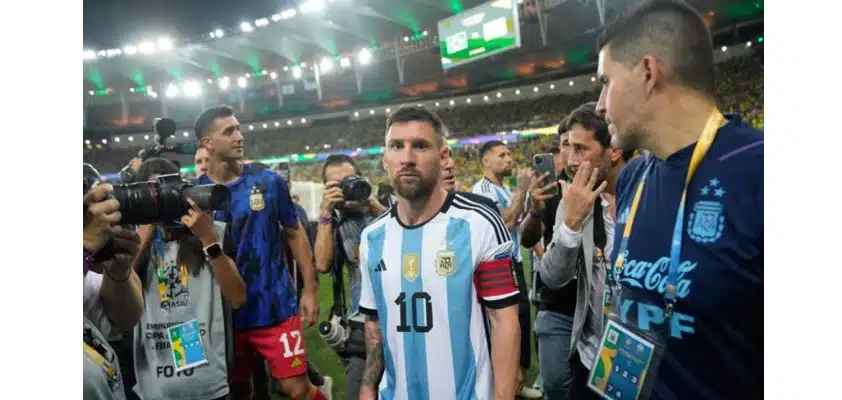 Lionel Messi trong trận đấu Vòng loại World Cup 2026 giữa Brazil và Argentina, thứ Tư (22/11/2023)