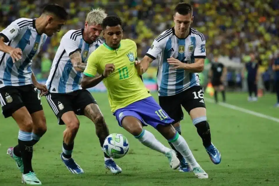 Rodrygo bị bao vây bởi ba cầu thủ trong trận đấu Vòng loại World Cup 2026 Conmebol Zone giữa Brazil và Argentina, thứ Tư (22/11/2023)