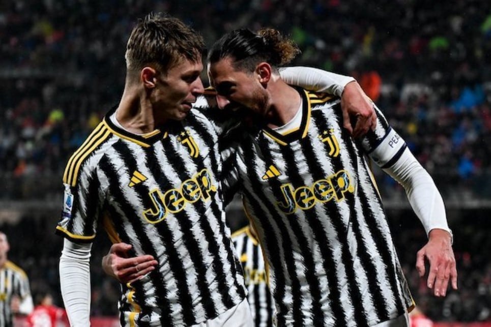 Khoảnh khắc ăn mừng của Adrien Rabiot (phải) sau khi ghi bàn trong trận Monza vs Juventus, Serie A 2023/2024