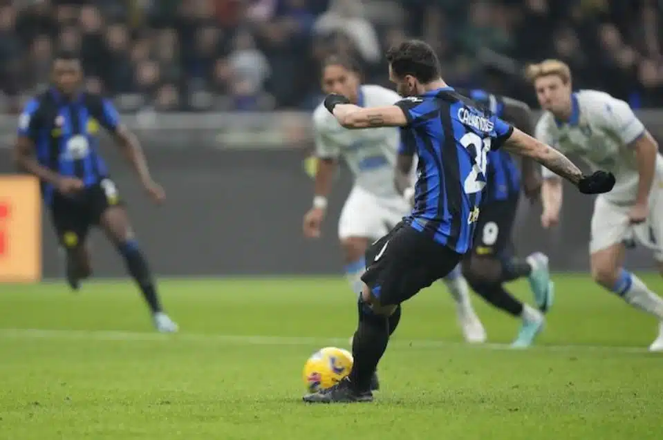 Serie A 2023/2024: Hakan Calhanoglu thực hiện quả phạt đền trong trận Inter Milan vs Frosinone tuần 12