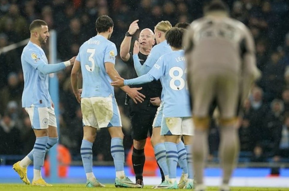 Các cầu thủ Manchester City phản đối trọng tài Simon Hooper