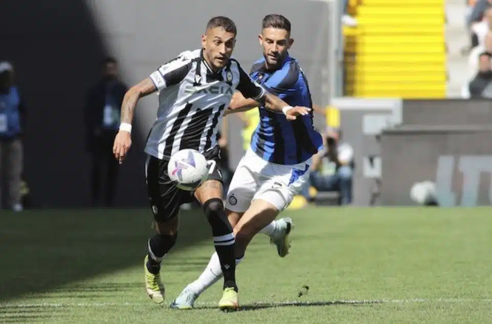 Roberto Pereyra tranh bóng với Roberto Gagliardini trong trận Udinese vs Inter Milan ở Friuli, tối Chủ nhật (18/09/2022) 