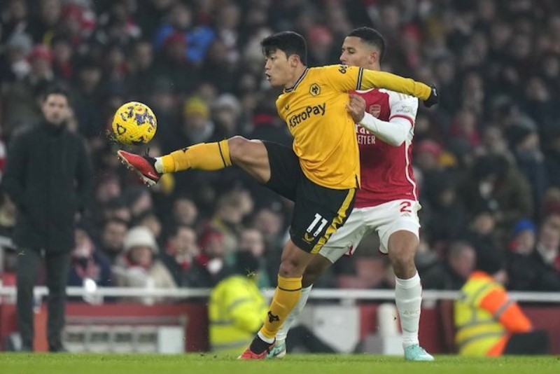 William Saliba cố gắng kiểm soát chuyển động của Hwang Hee-chan trong trận Arsenal vs Wolverhampton, Thứ Bảy (12/2/2023) 