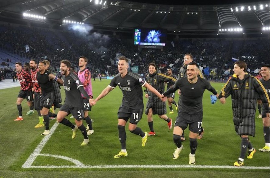 Các cầu thủ Juventus ăn mừng suất vào chung kết Coppa Italia 2023/2024 