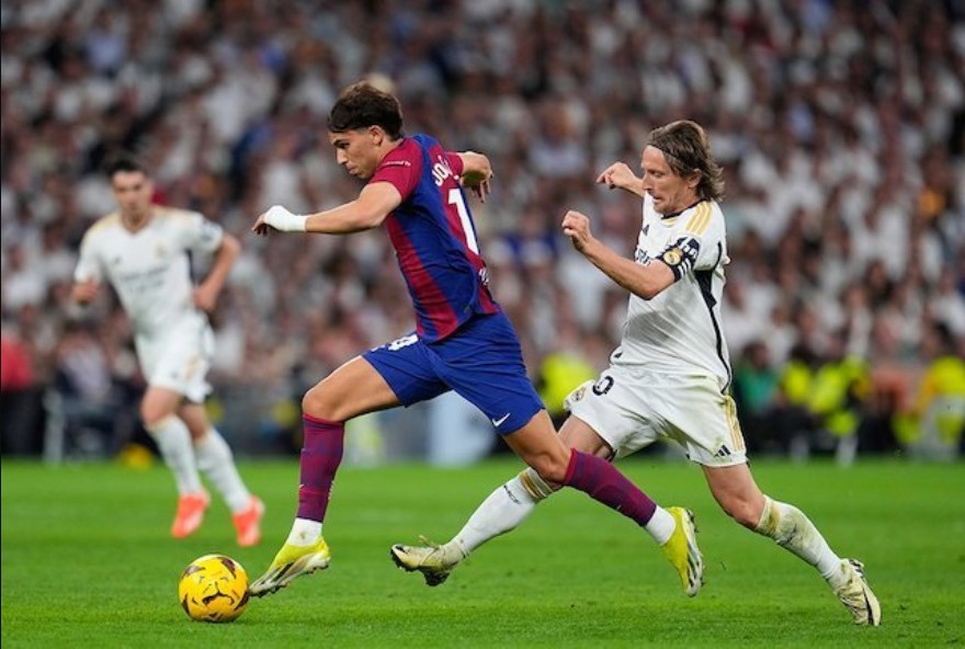 Joao Felix rời xa sự theo đuổi của Luka Modric trong trận Real Madrid vs Barcelona, ​​La Liga 2023/2024 