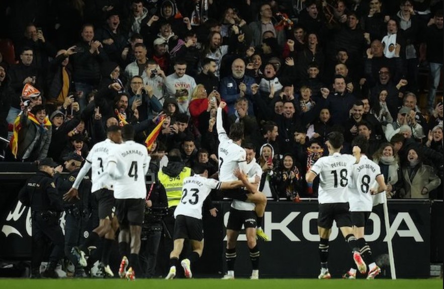 Đội Valencia ăn mừng bàn thắng vào lưới Real Madrid ở vòng 27 La Liga 2023/2024 